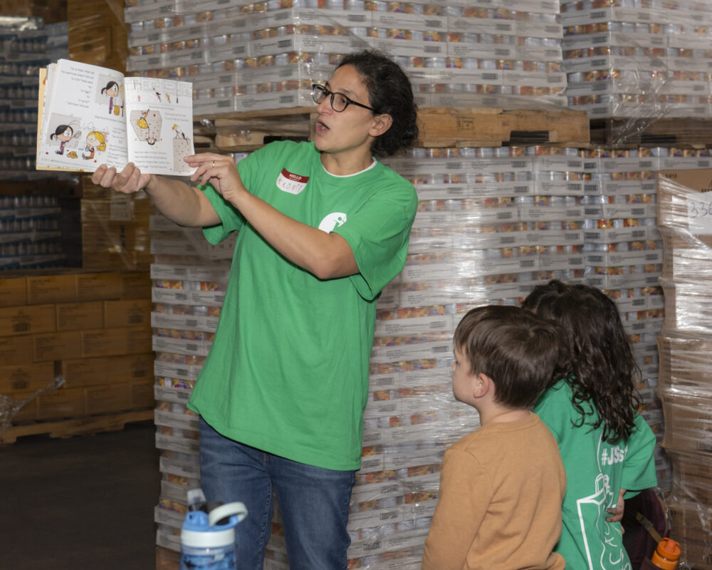 Rabbi Ronit at the Food Sort